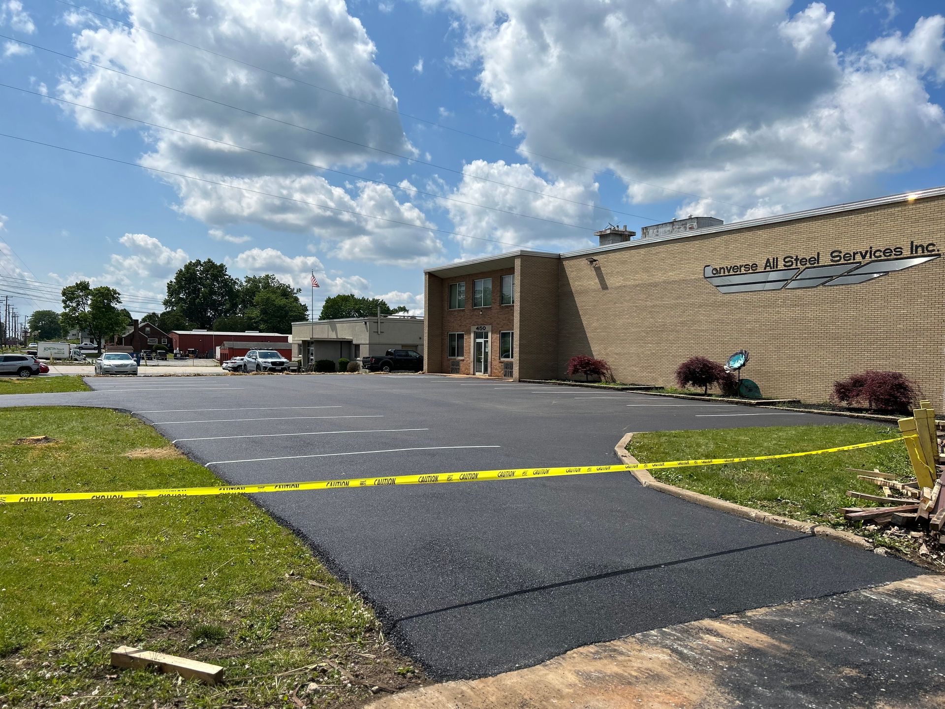 A large building with a lot of cars parked in front of it.