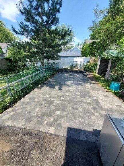 A driveway leading to a house