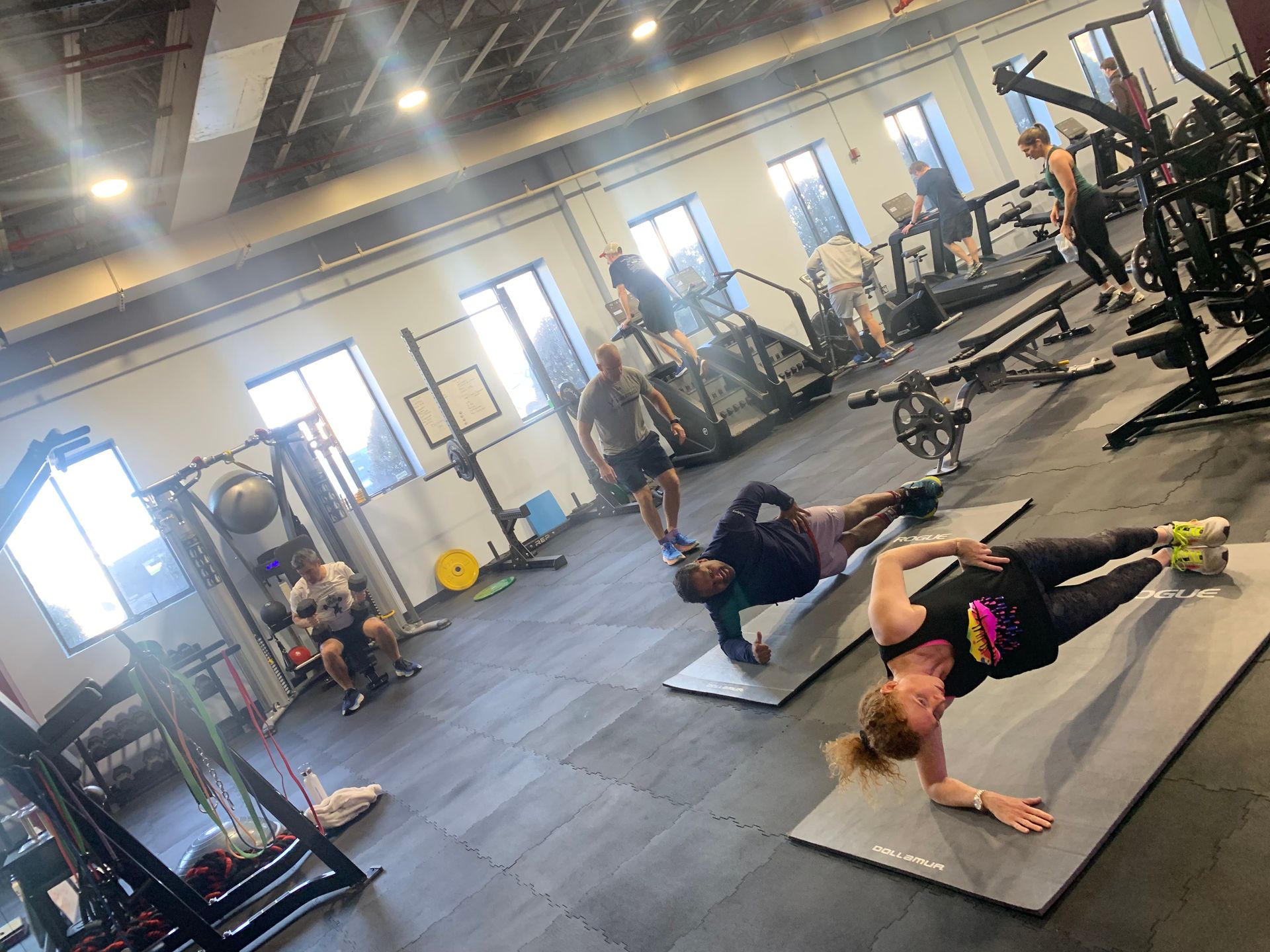 A group of people are doing exercises in a gym.
