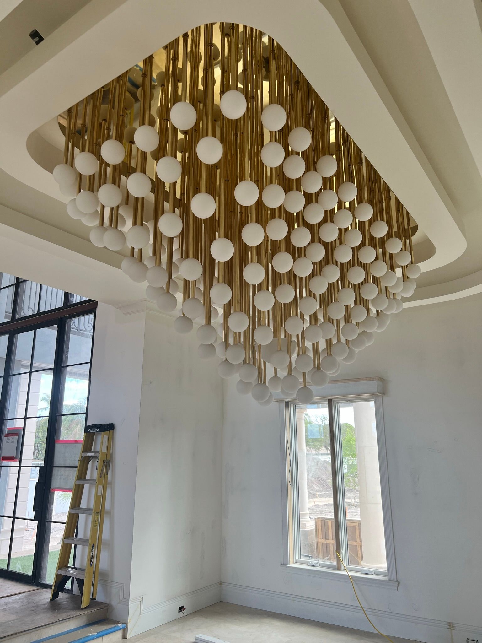A room with a large chandelier hanging from the ceiling