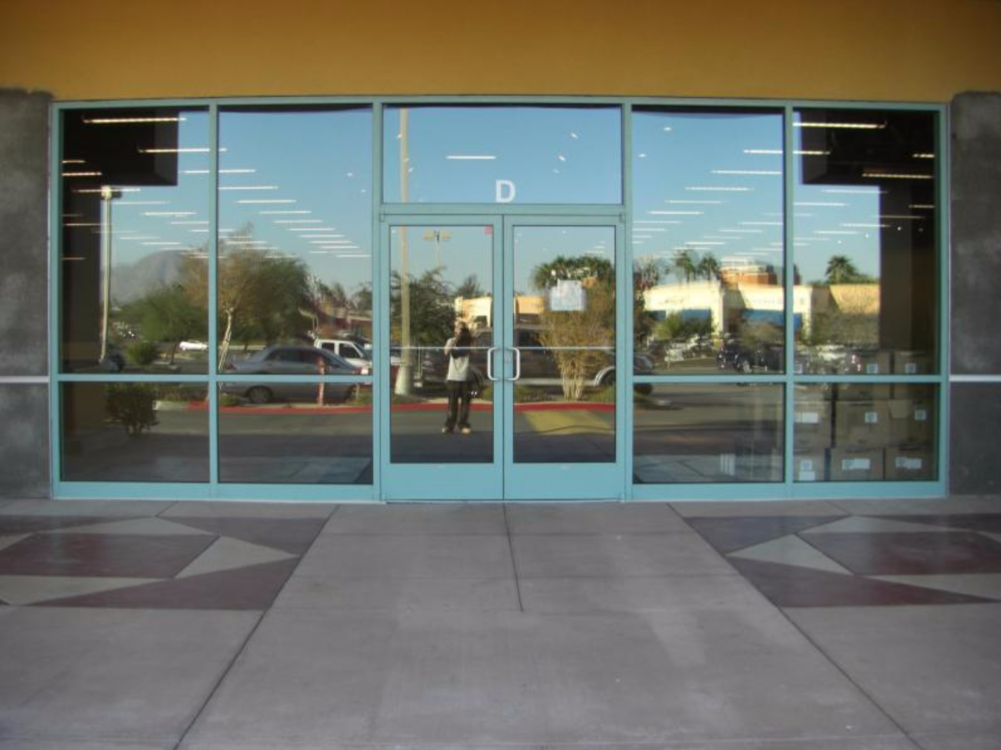 a store front with the letter d on the door.