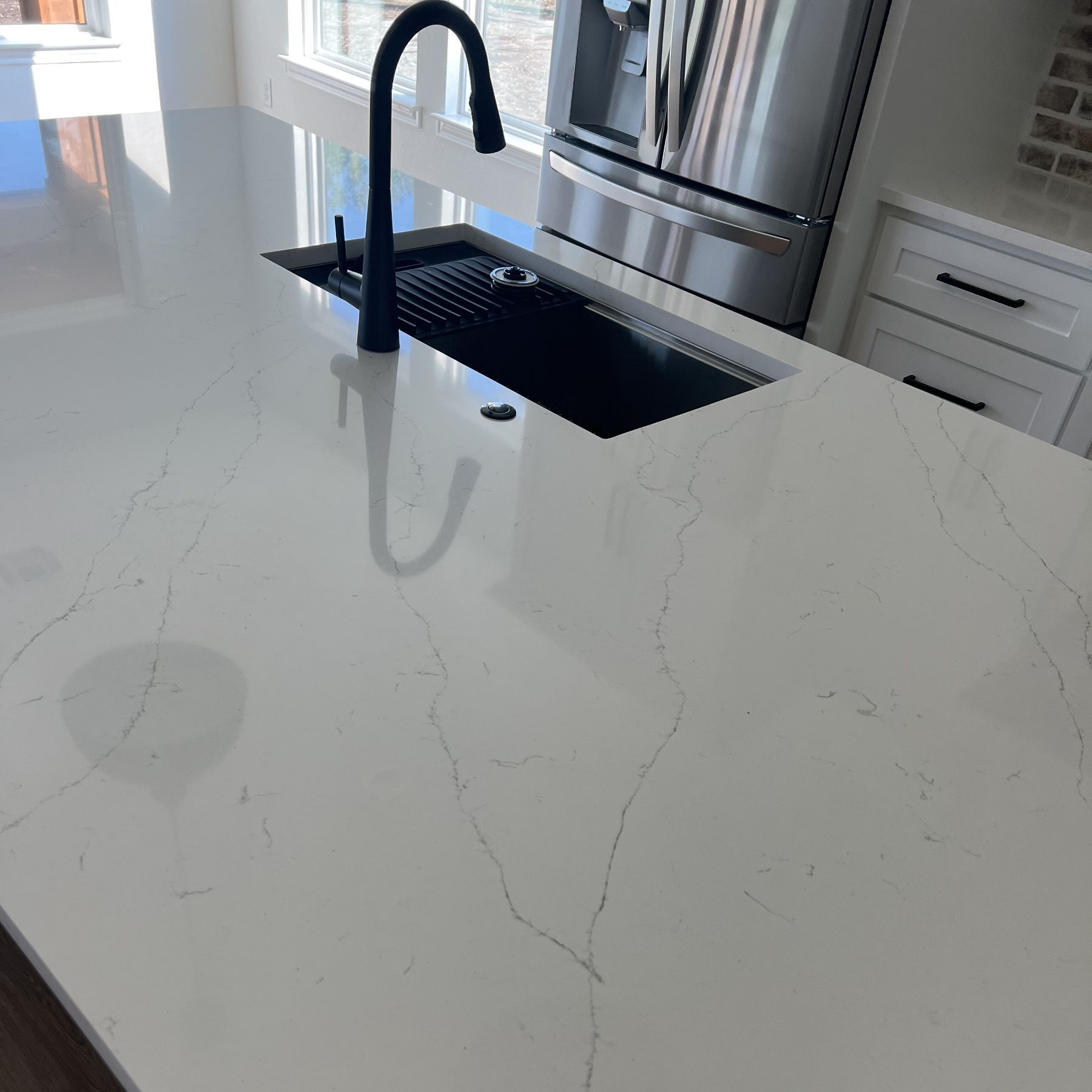 A kitchen counter with a sink and a faucet