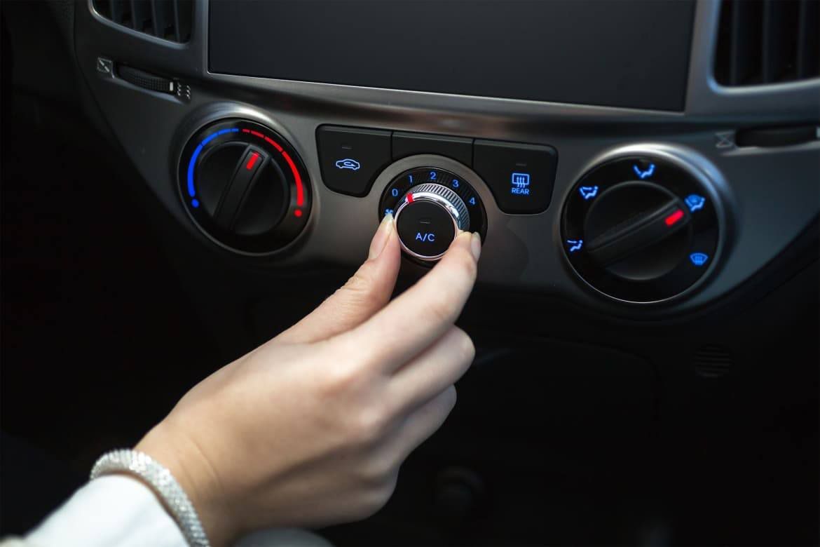 Setting the car's air conditioner