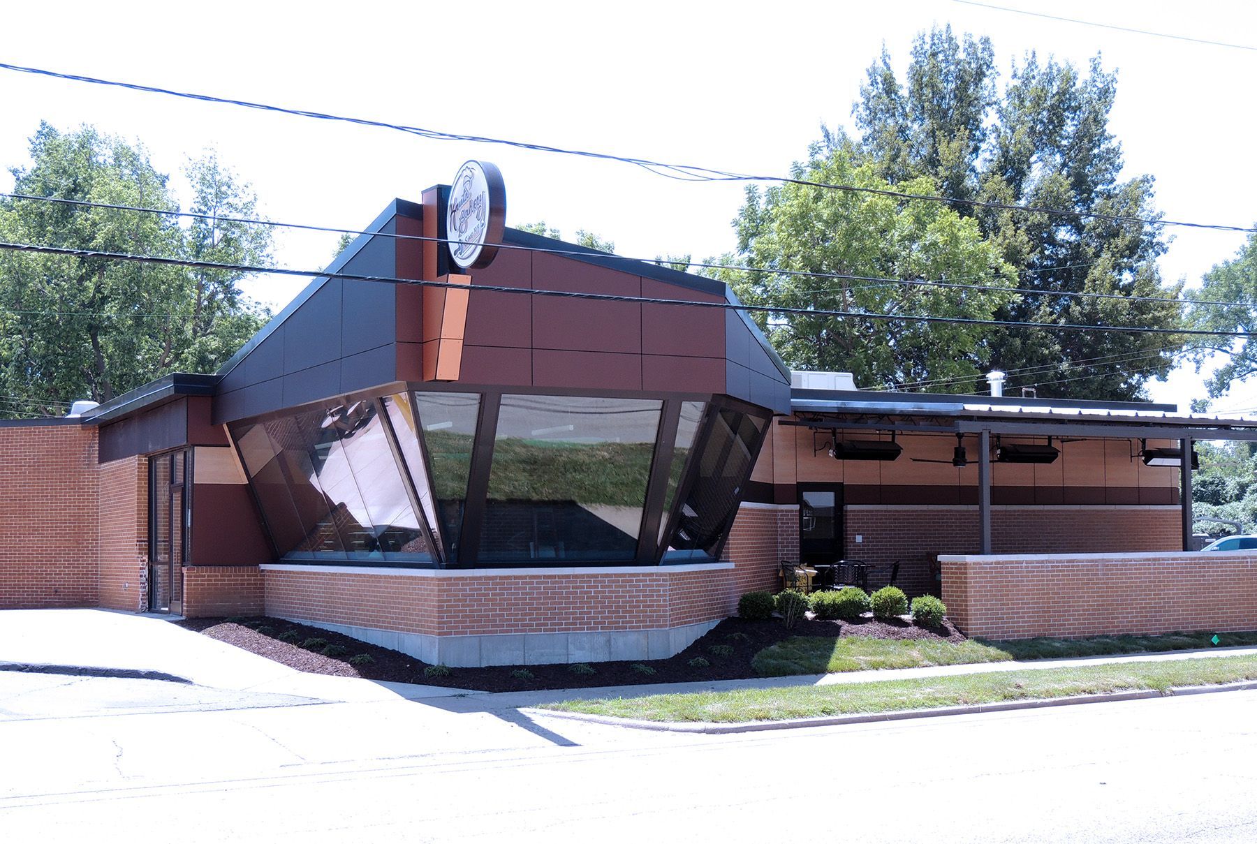 A brick building with a sign that says ' taco bell ' on it