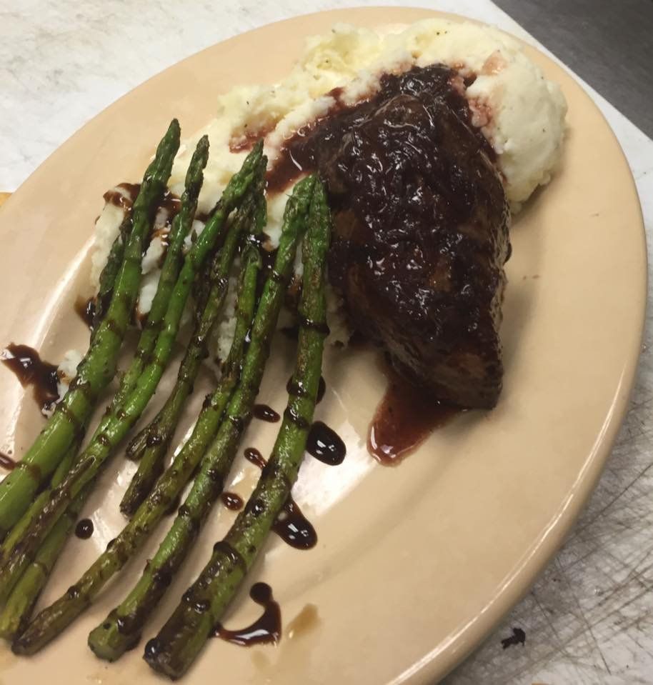 Steak, mashed potato and asparagus