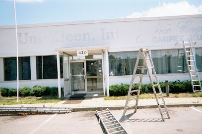 A white building with the word teen on it