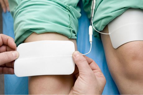 A person is getting an arp therapy treatment on their knee