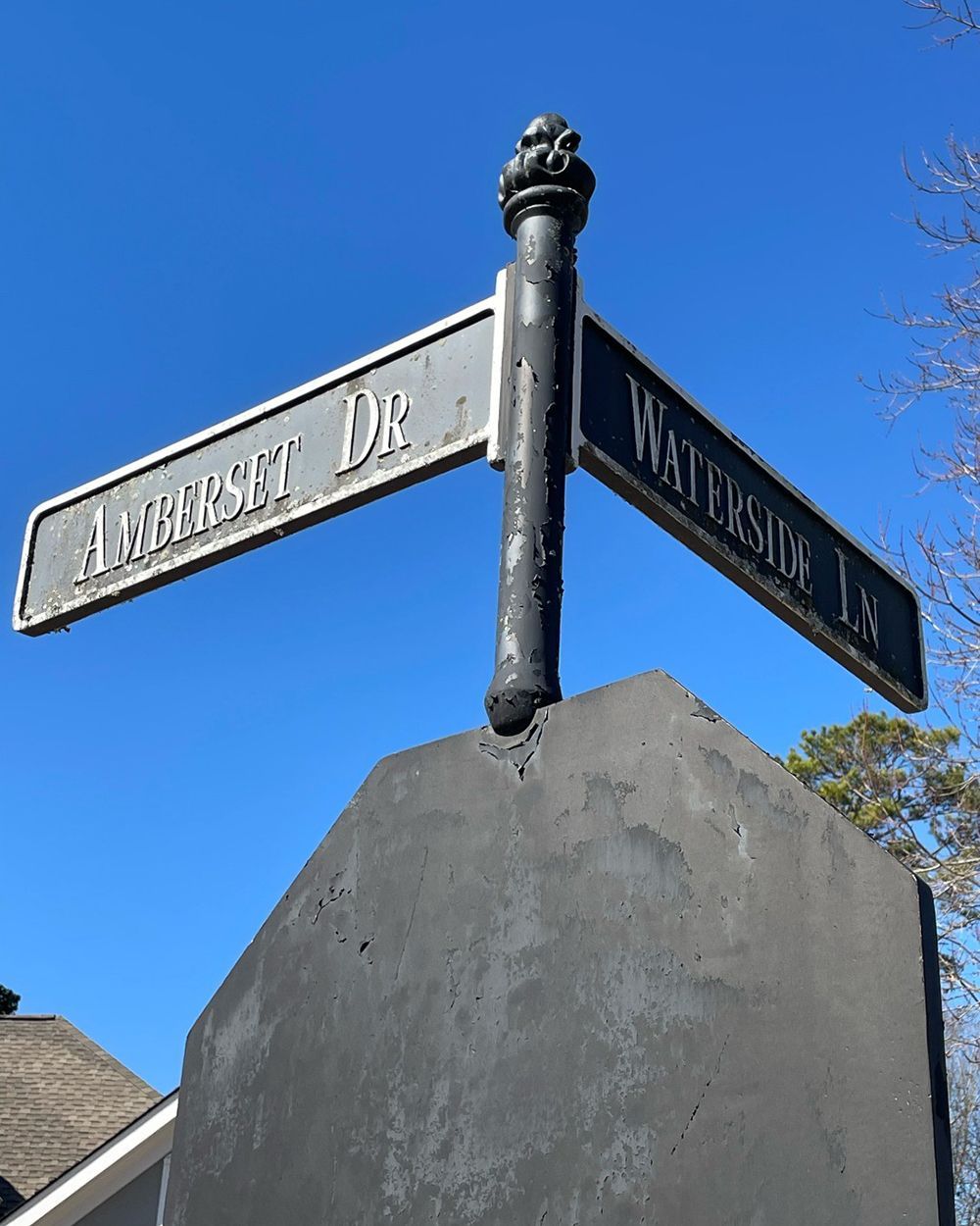 A street sign that says Waterside Ln on it