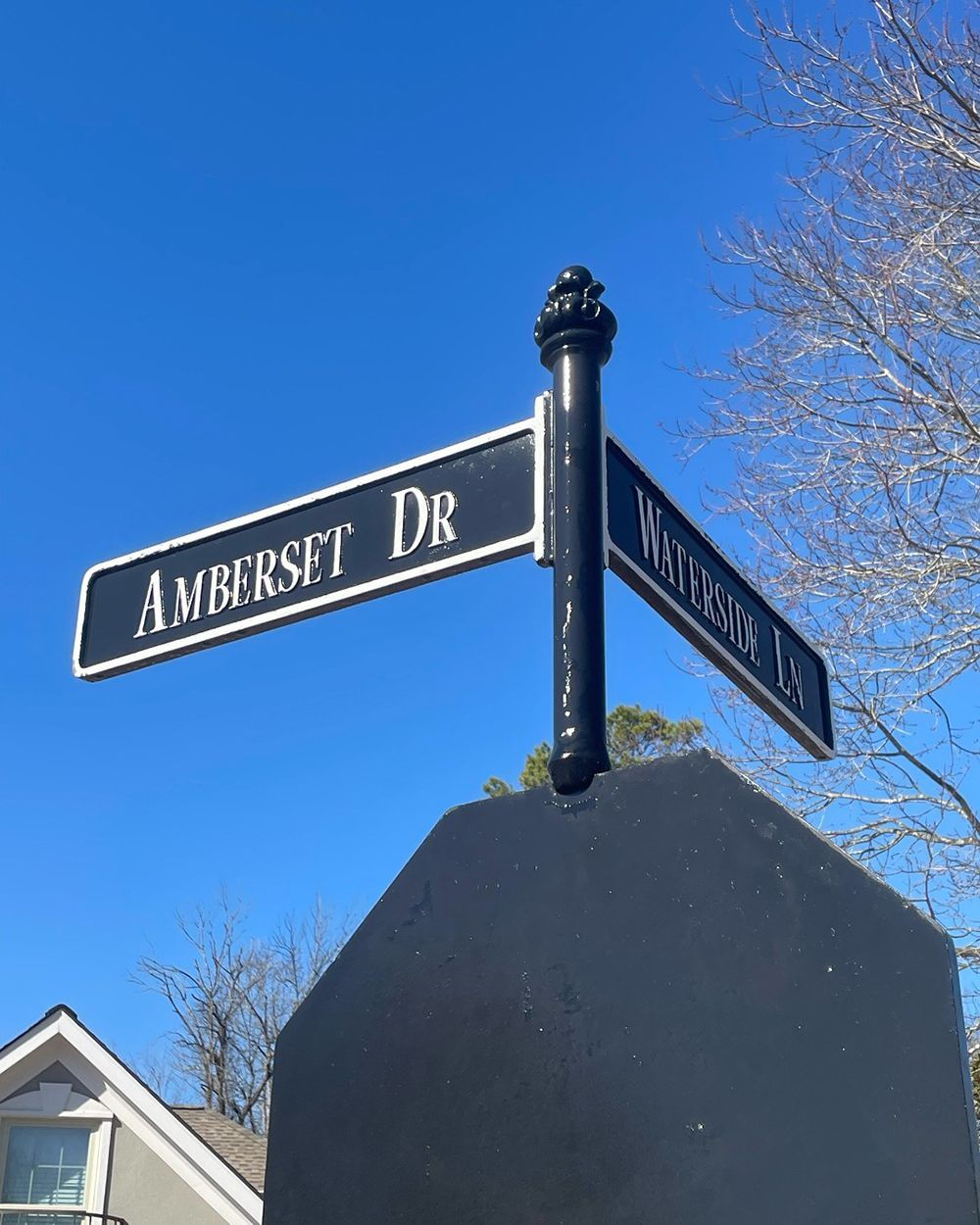 A street sign that says Amberset Dr on it