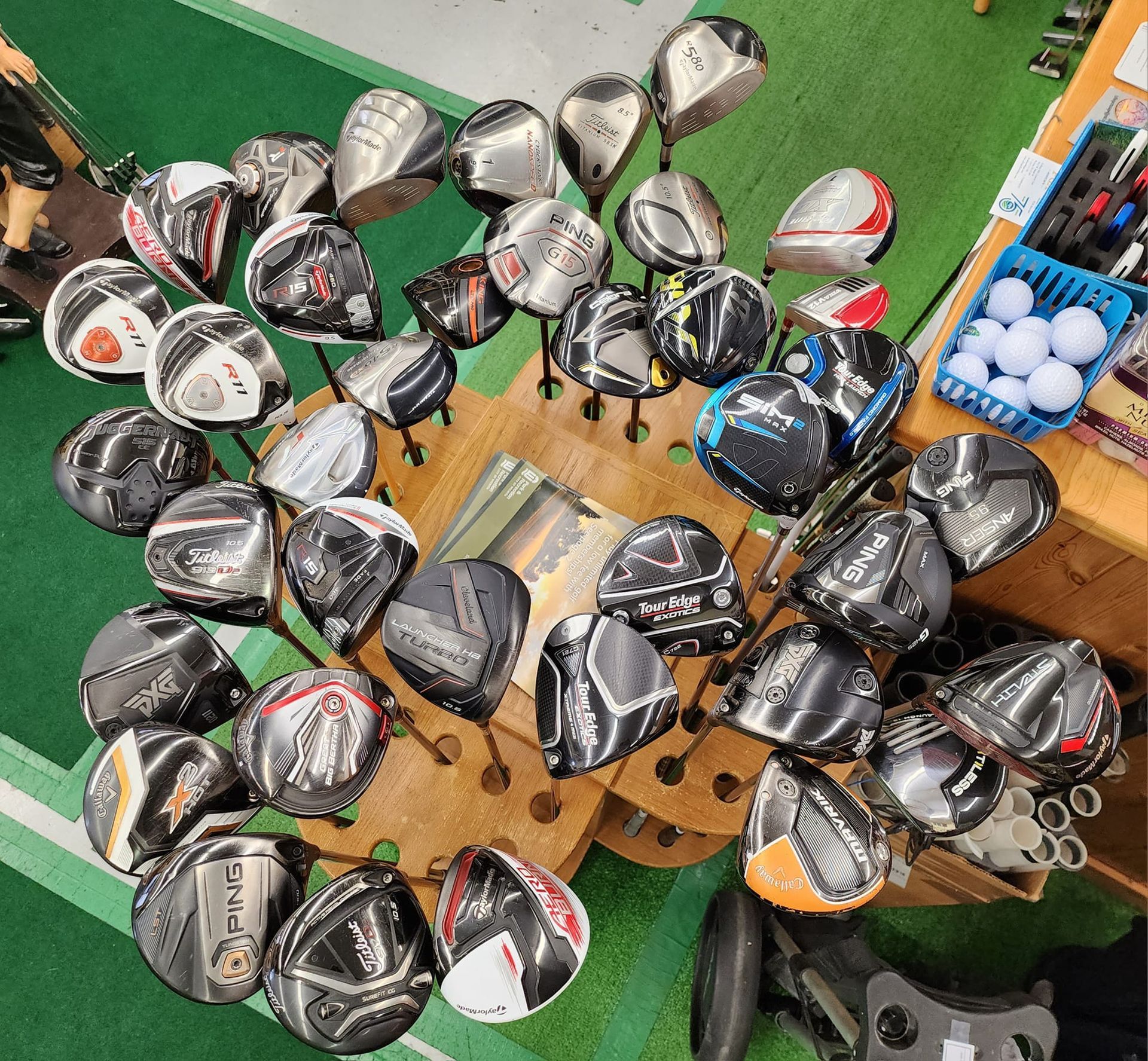 a bunch of golf clubs are sitting on a table