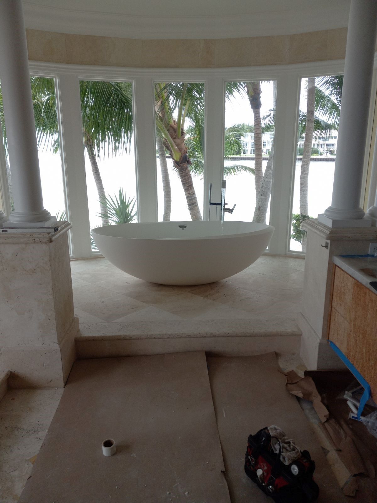 A bathroom with a large bathtub in the middle of it