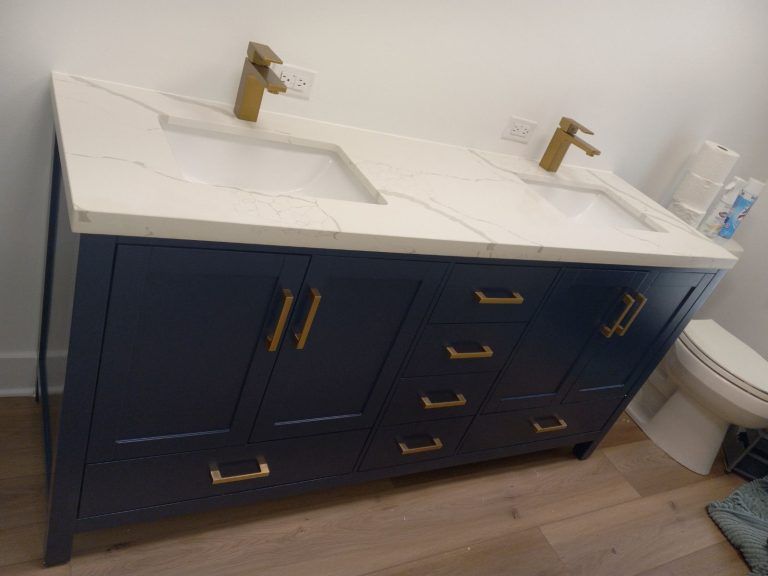 A bathroom with two sinks and a toilet