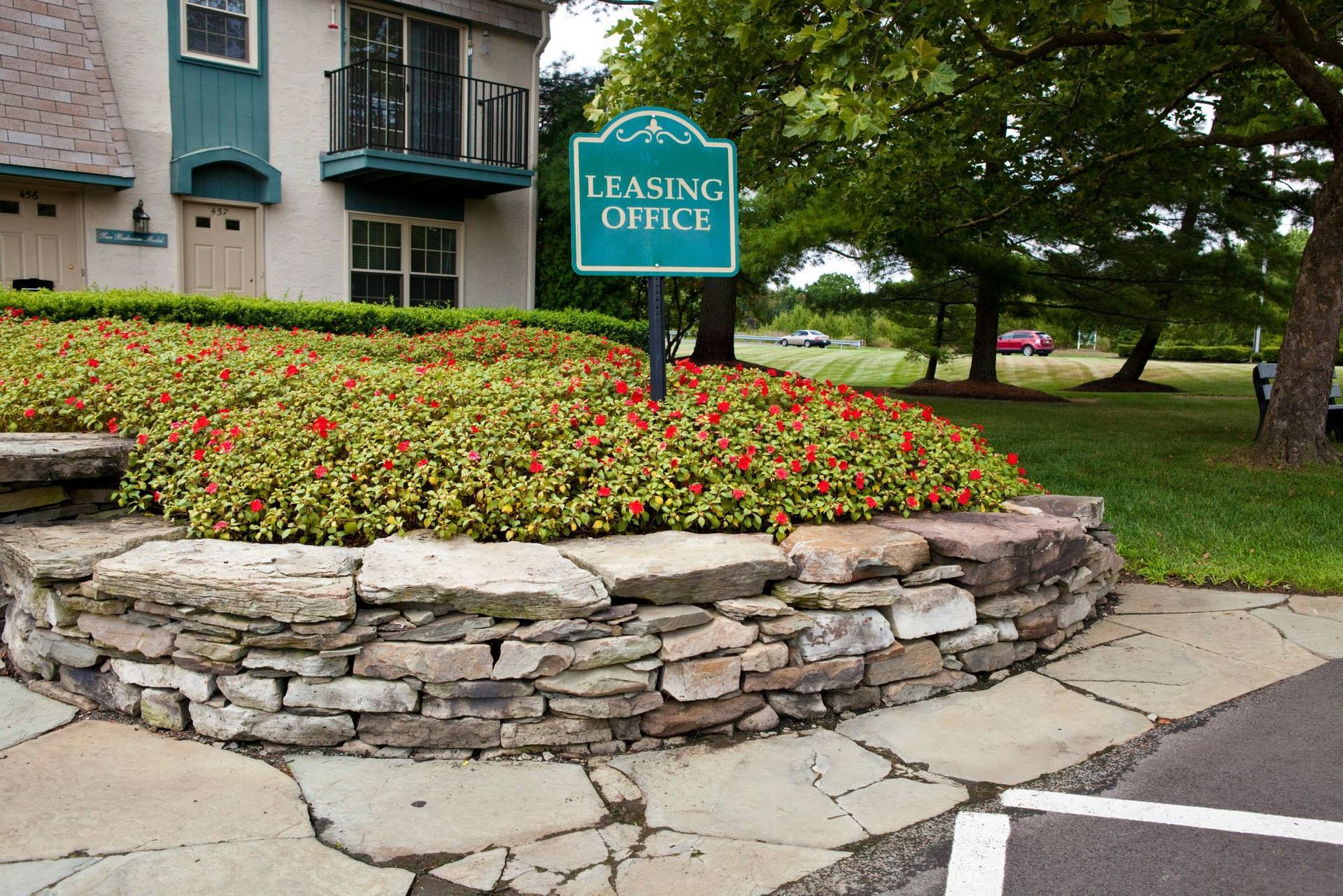 A building with a sign that says leasing office