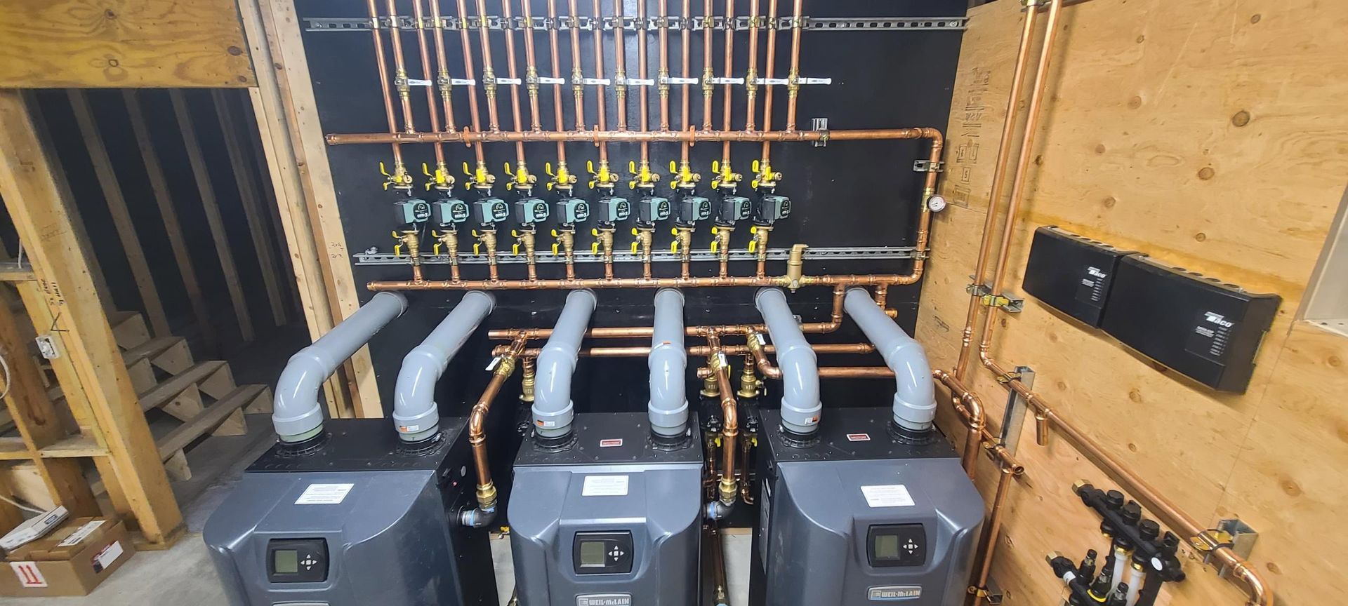 a group of boilers are sitting next to each other in a room