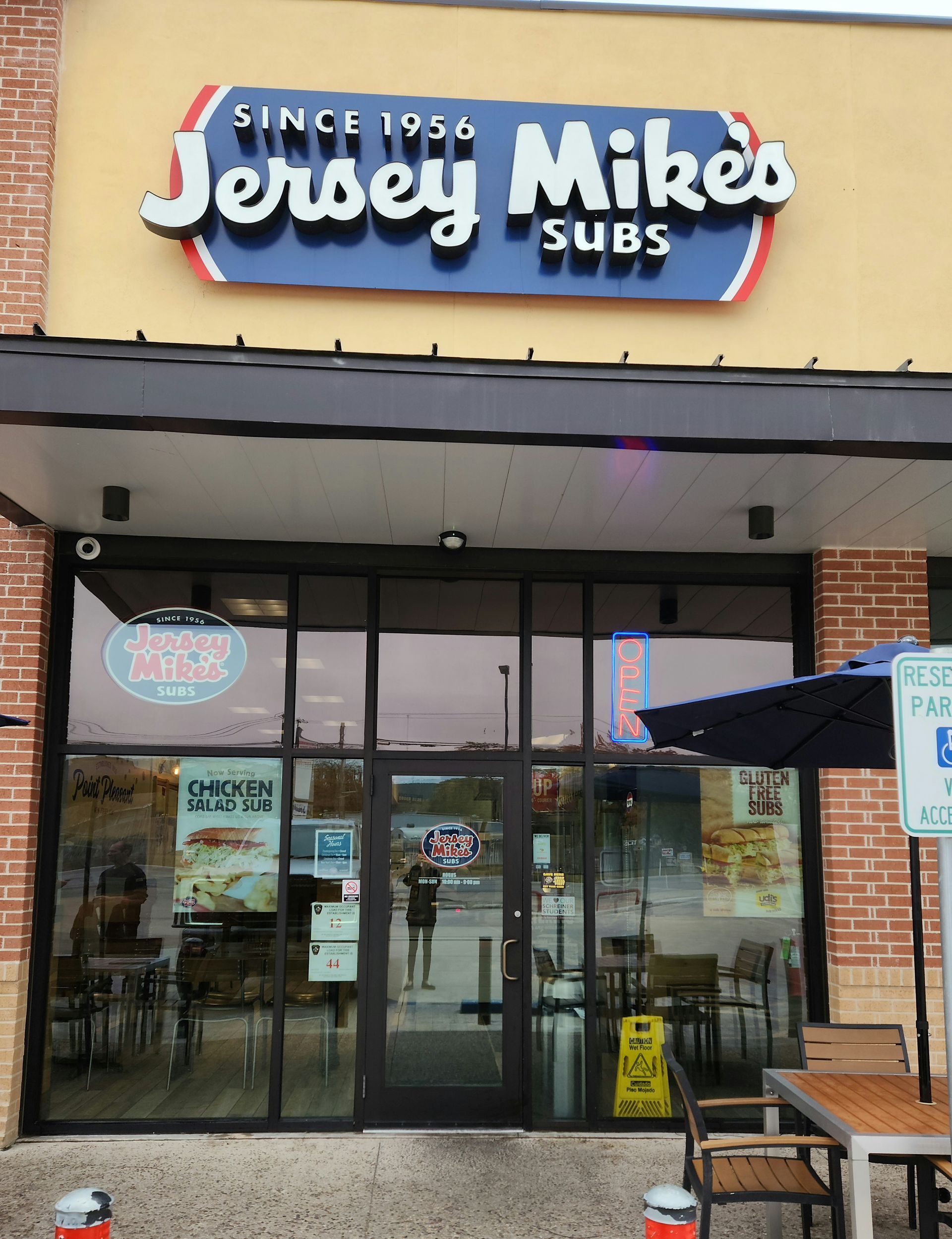 The front of a jersey mikes subs restaurant