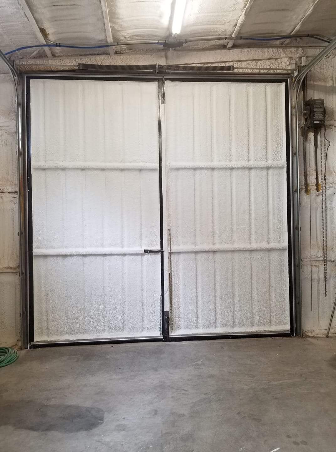 Insulated metal gate