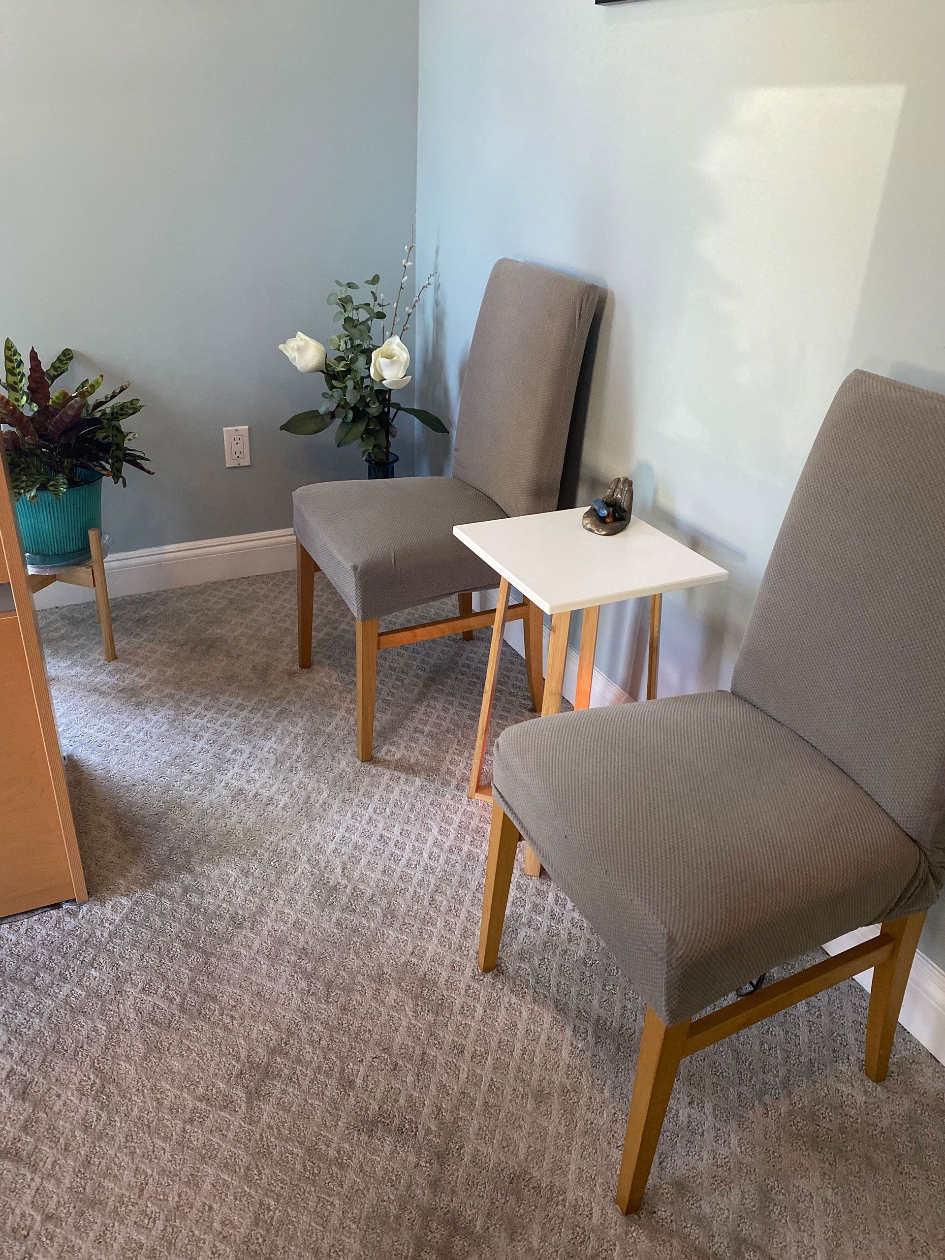 There are two chairs and a table in the room