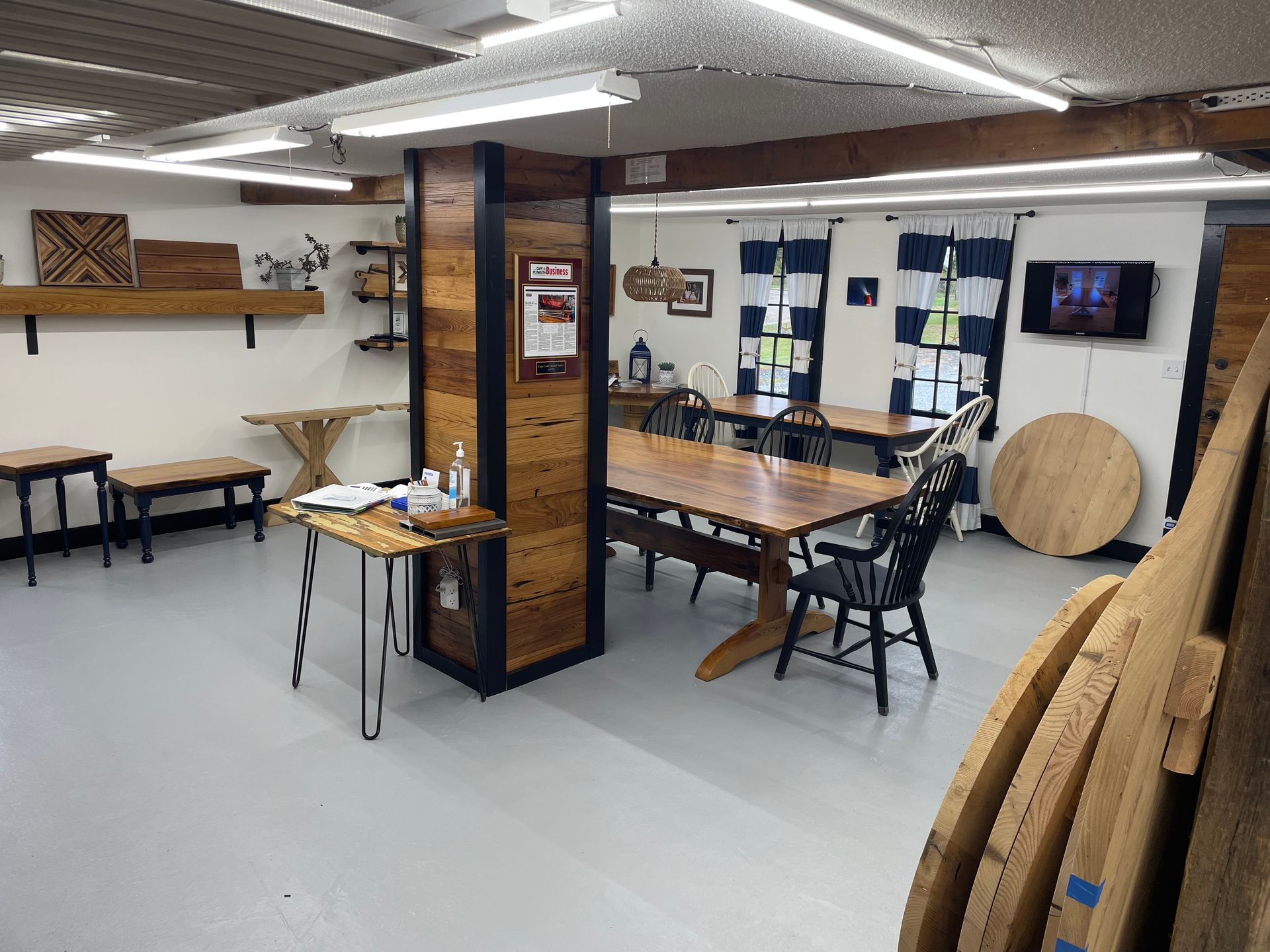 A room with a table and chairs in it.