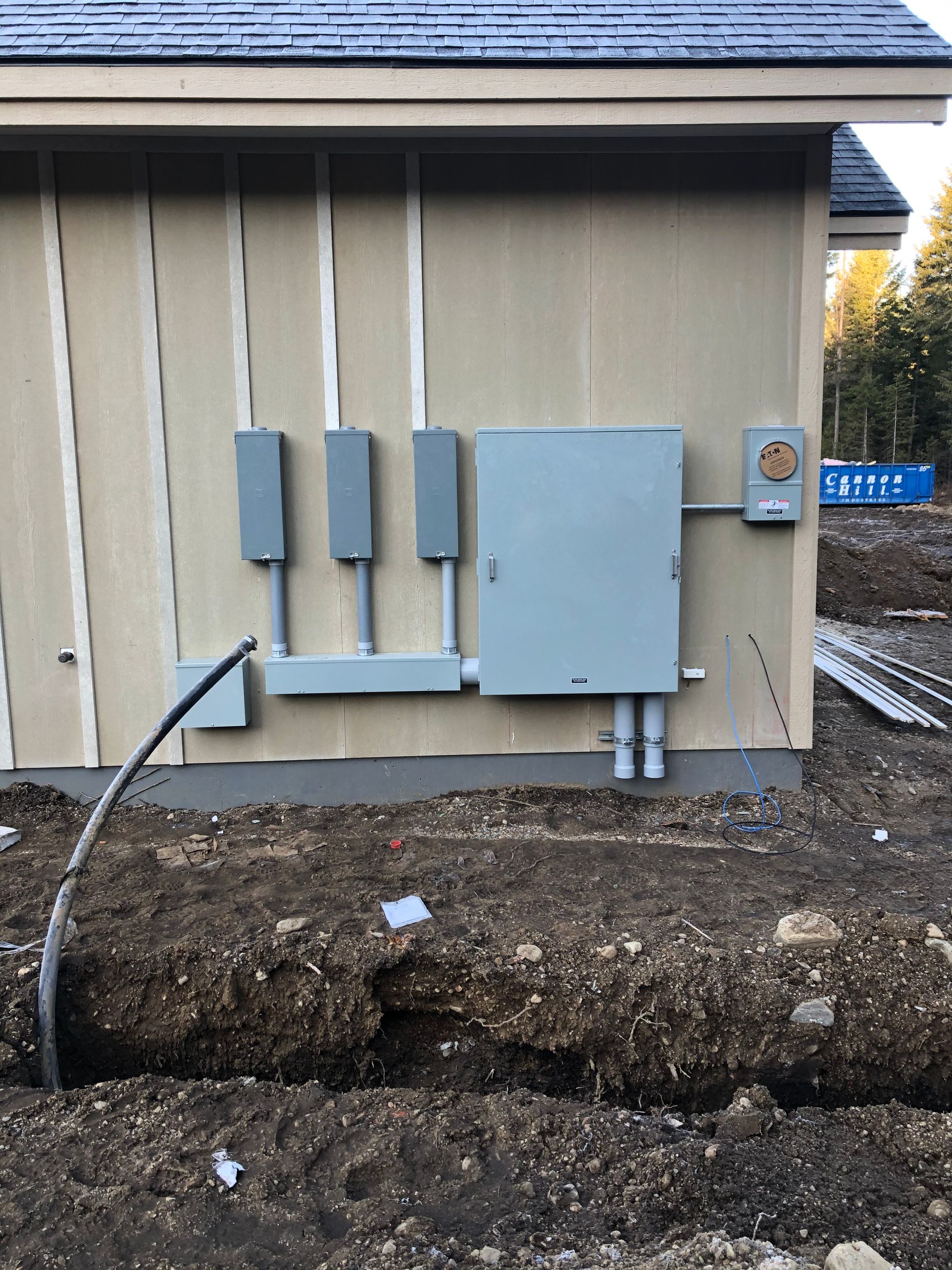 A box on the side of a building that says ' electrical ' on it