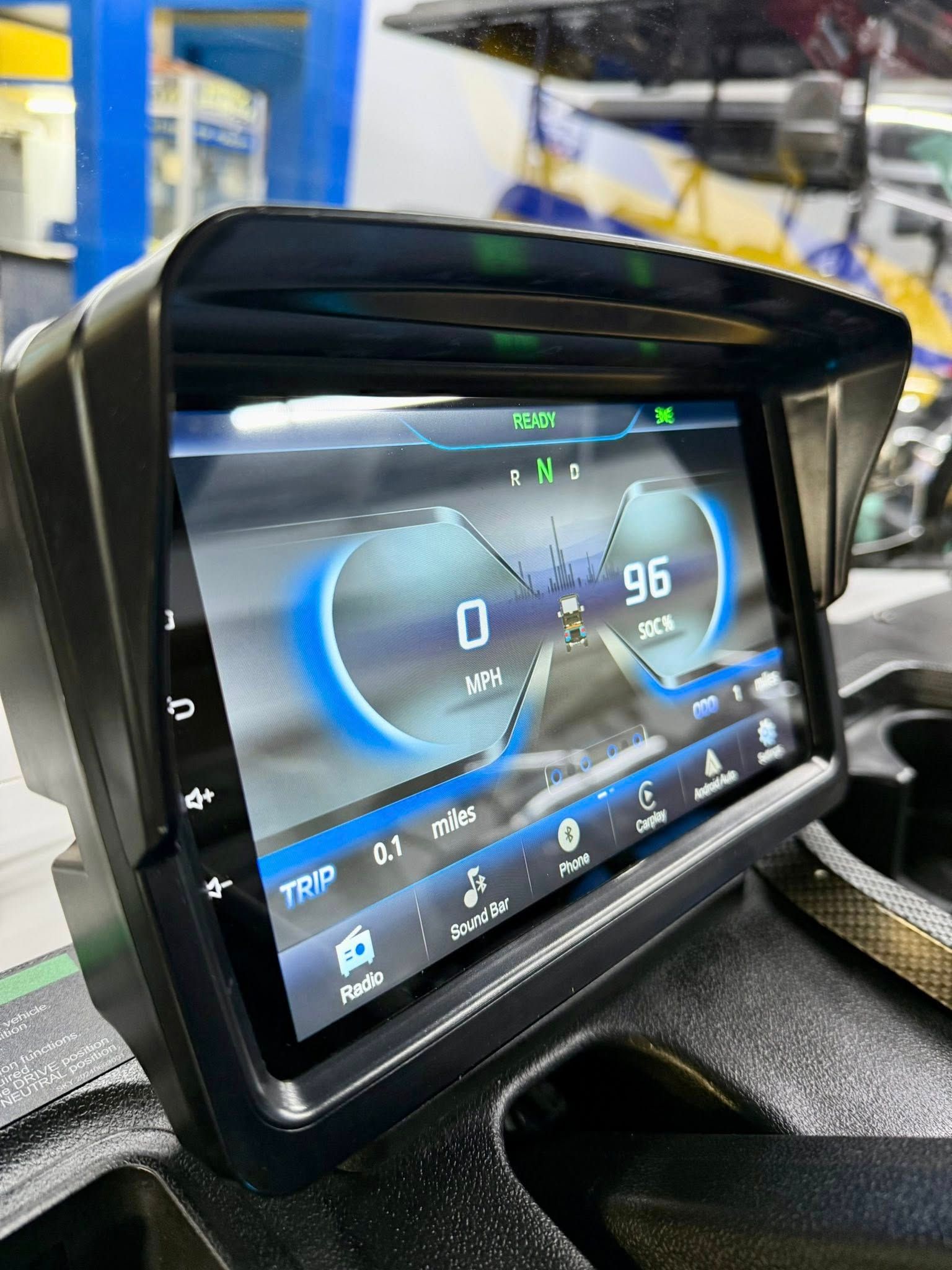 Dashboard screen displaying speed: 0 km/h and 96 km/h, with icons and a visor.