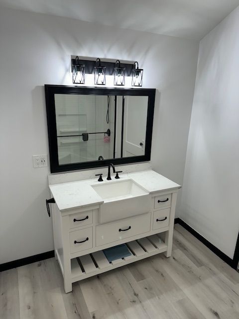 A bathroom with a sink and a mirror