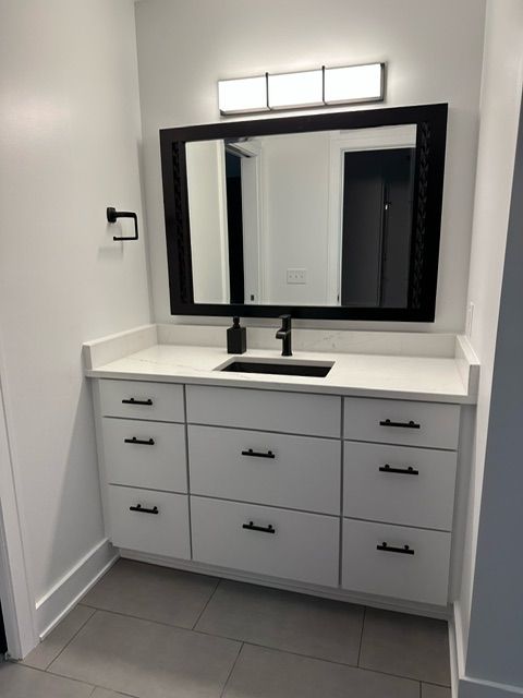 A bathroom with a sink and a mirror