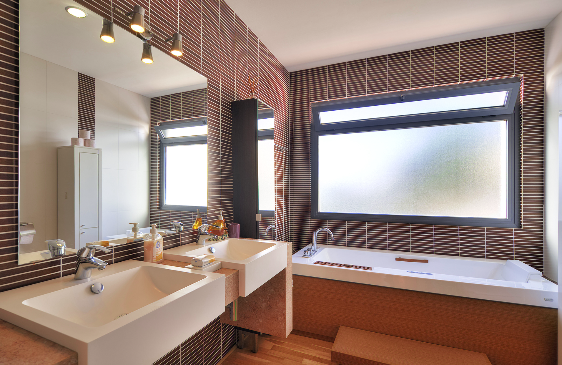 A bathroom with two sinks and a bathtub