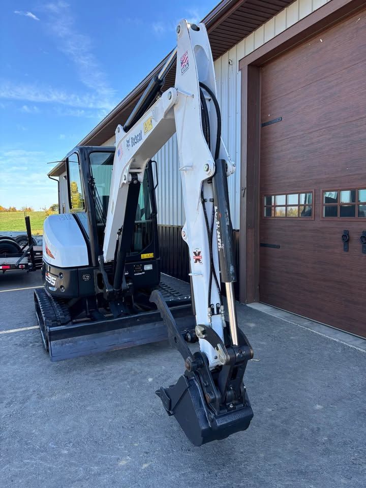 2019 672 hour bobcat excavator e35