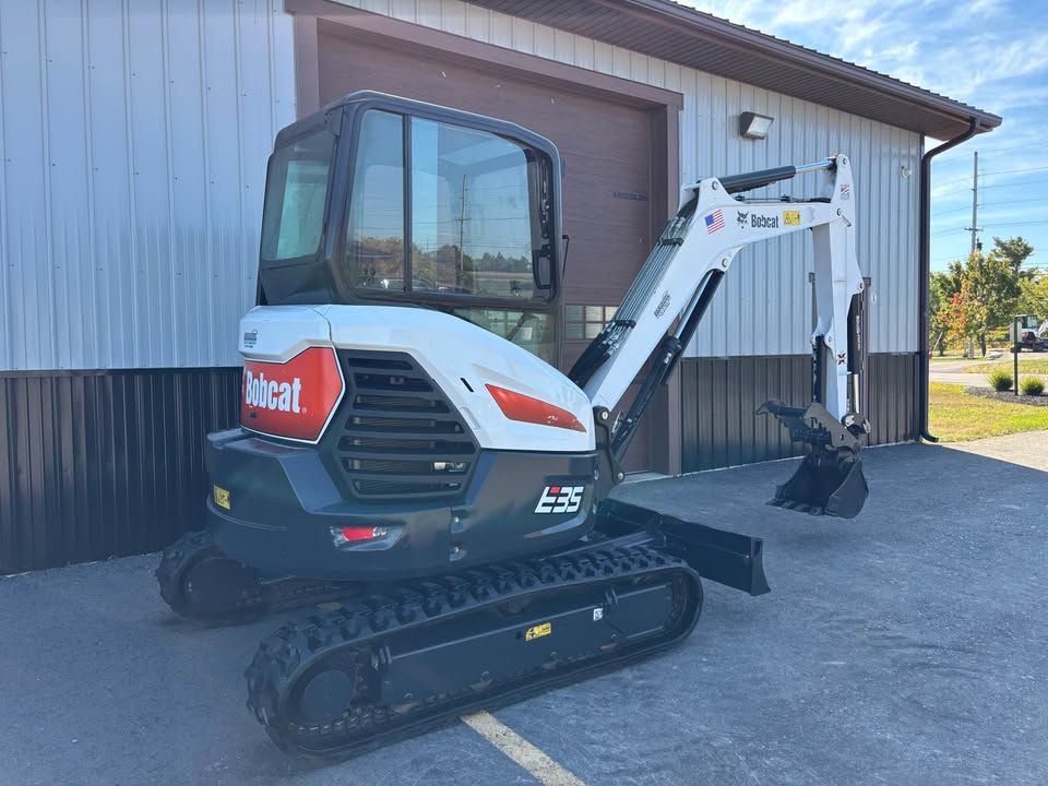 2019 672 hour bobcat excavator e35