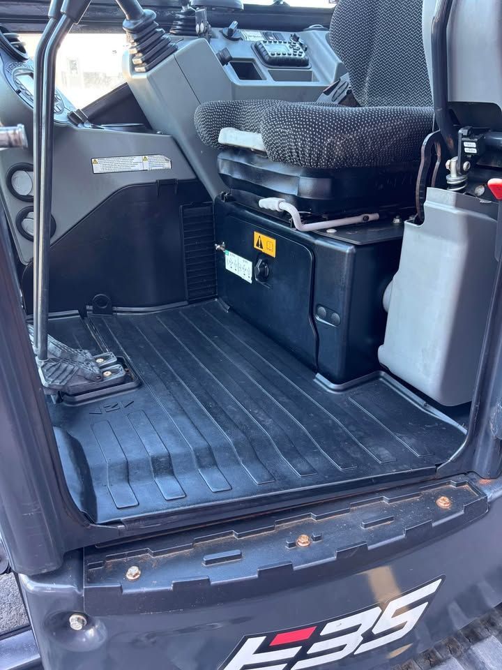 2019 672 hour bobcat excavator e35