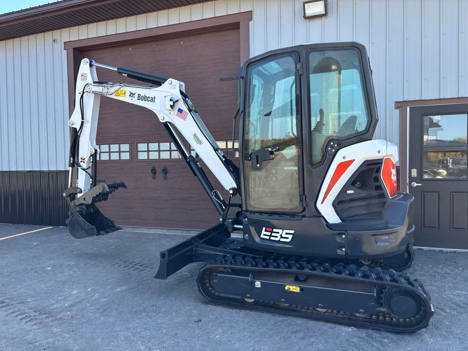 2019 672 hour bobcat excavator e35