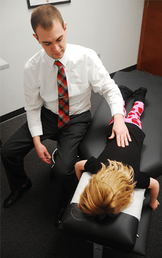 Chiropractic-doctor-with-patient