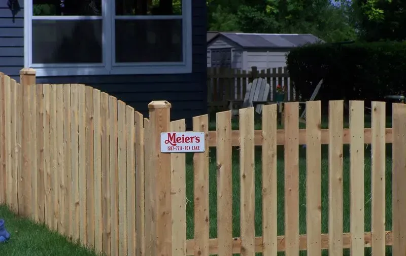 A wooden fence with a sign that says meter 's