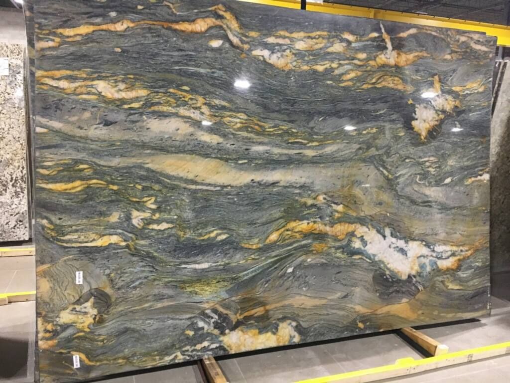 A large slab of granite is sitting on top of a wooden pallet.