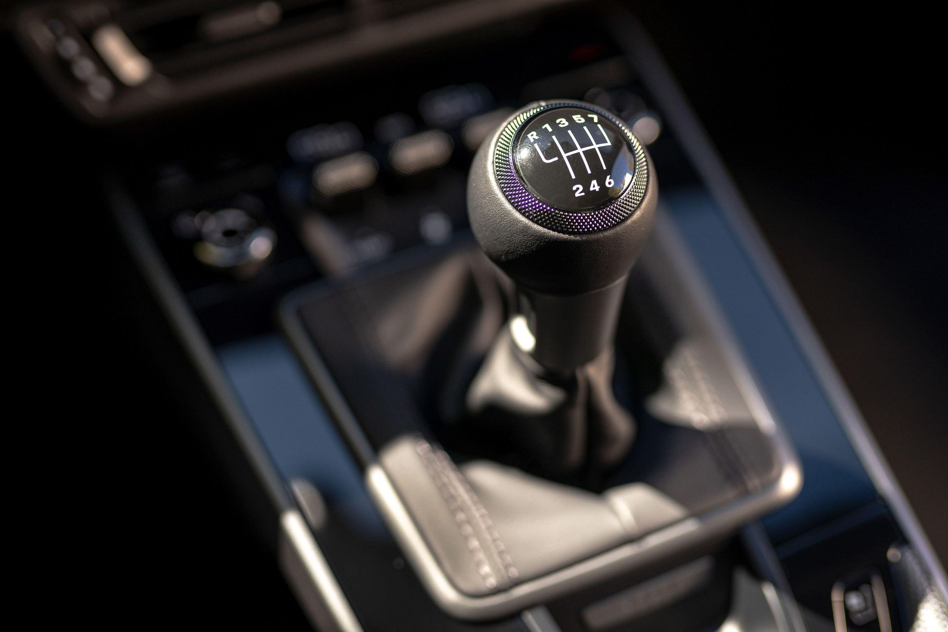 close up of a manual transmission shifter knob.
