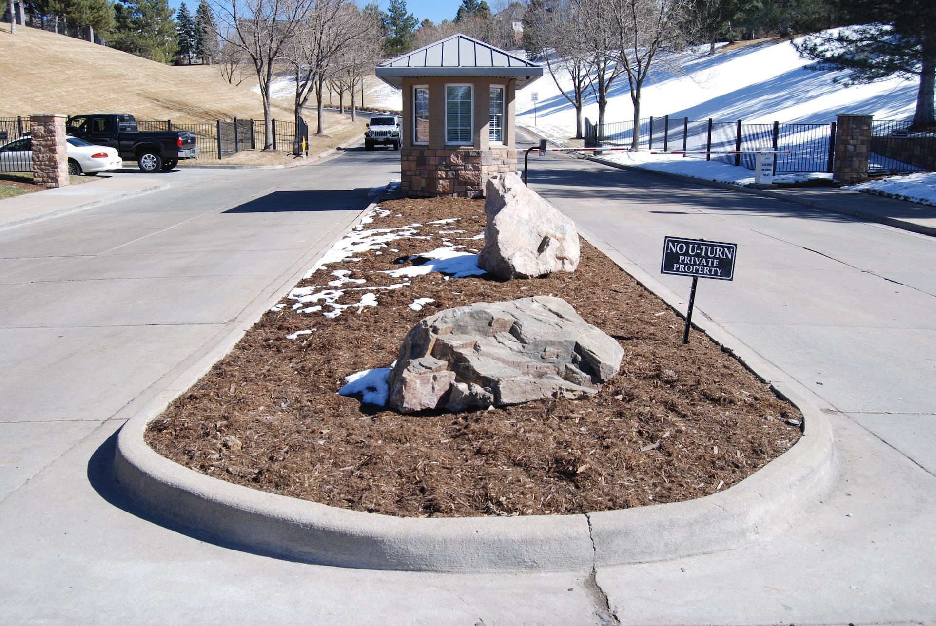 A sign on the side of a road that says