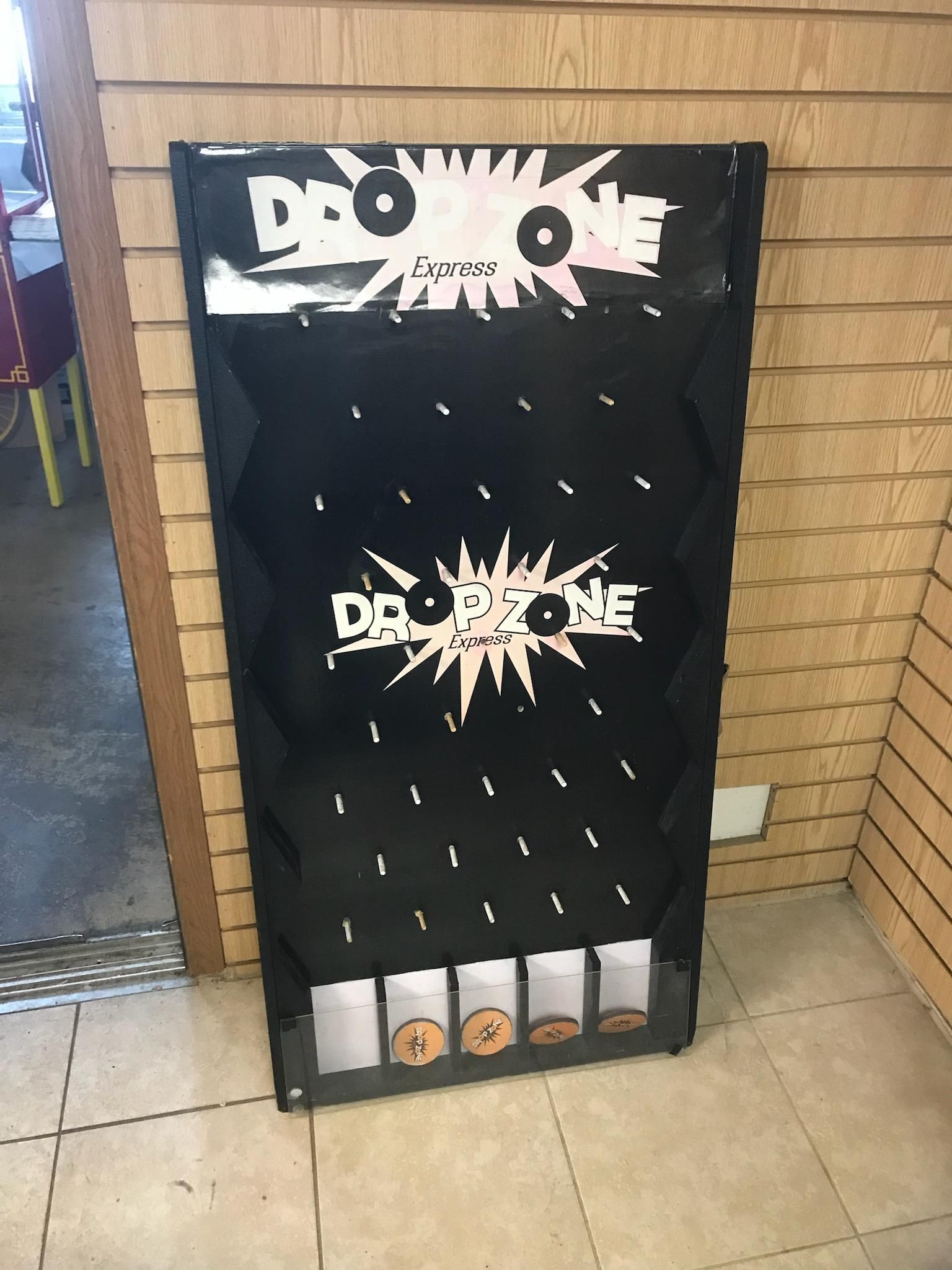 A black board with the words do n't zone on it