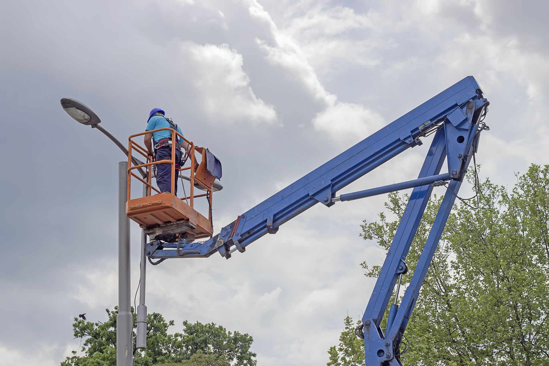 4 Reasons to Partner with a Local Crane Company for Your Lifting Needs
