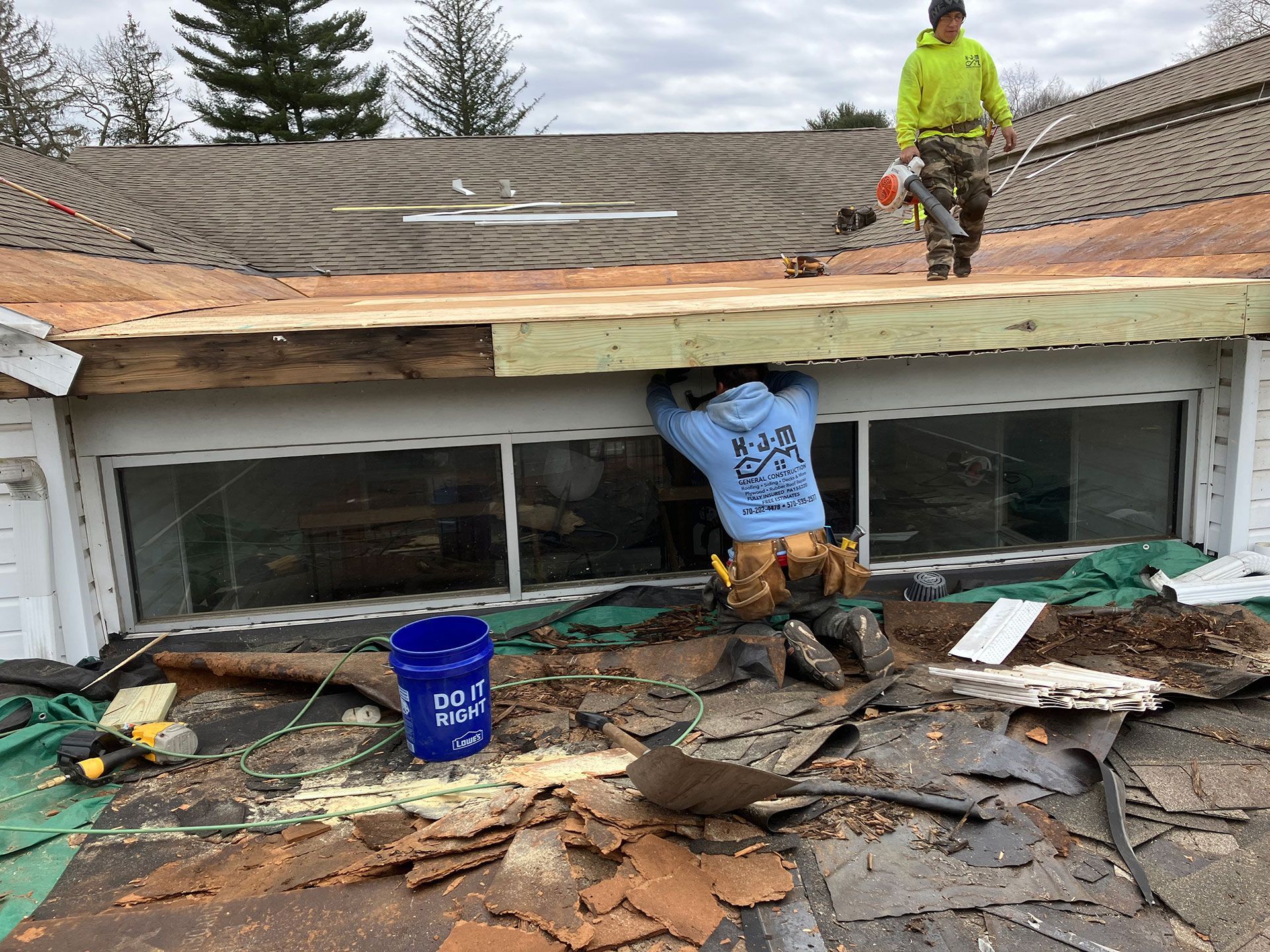 men prepares the roof to be replaced