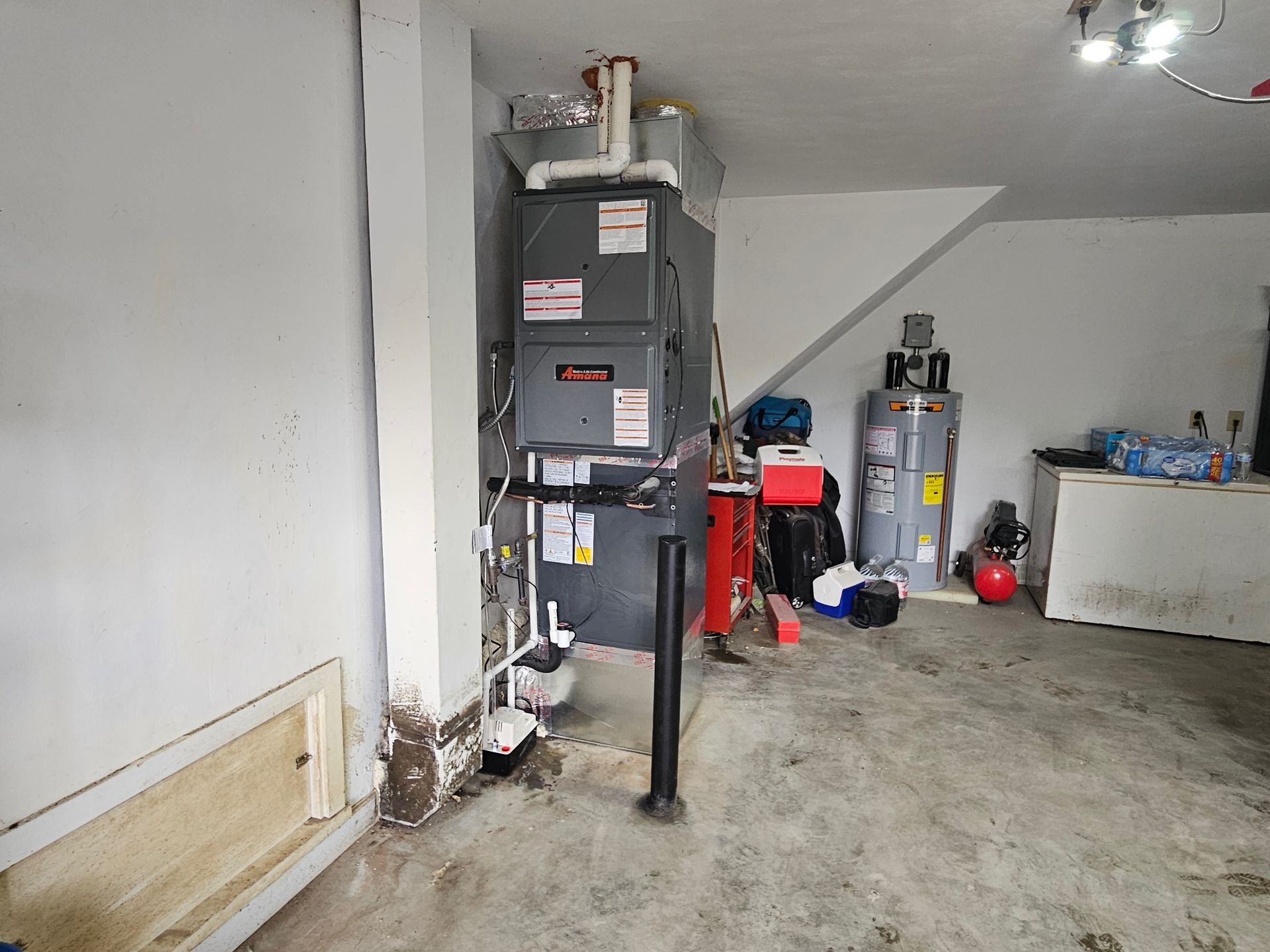 One HVAC machine and boiler machine in a room.