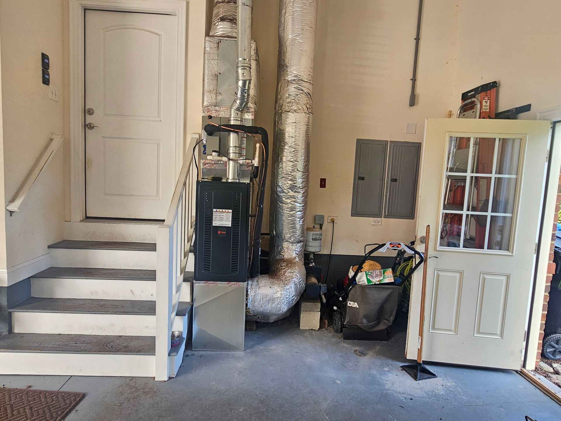 Air conditioning machiene in what looks to be a garage