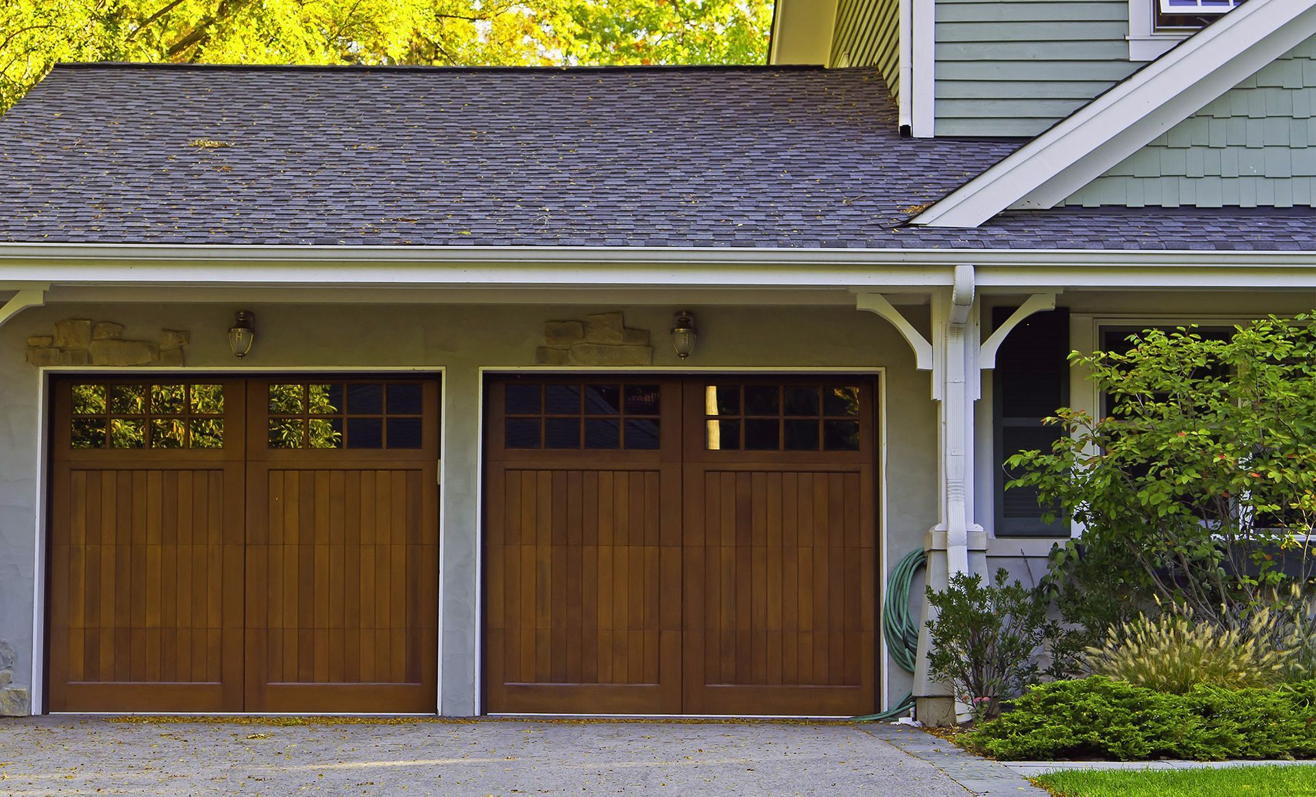 Bi-fold garage doors