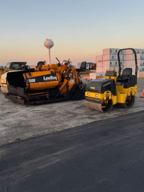A yellow and black machine with the word landon on it