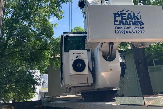 A crane that says peak cranes on it
