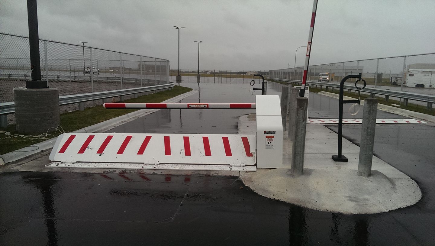 A red and white barrier with the letter f on it