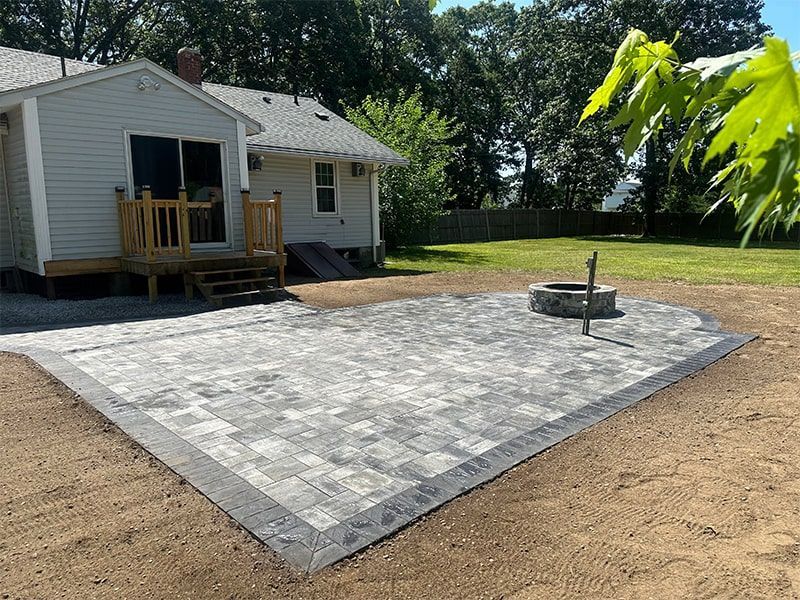 There is a fire pit in the backyard of a house.