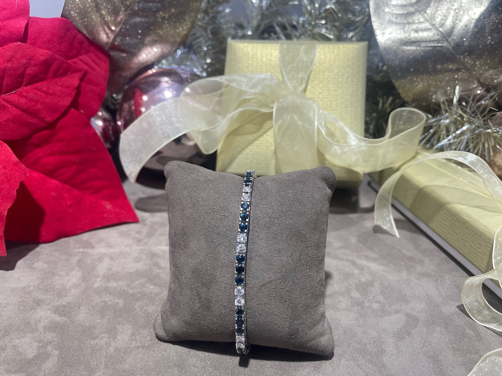 Bracelet with alternating blue and clear stones