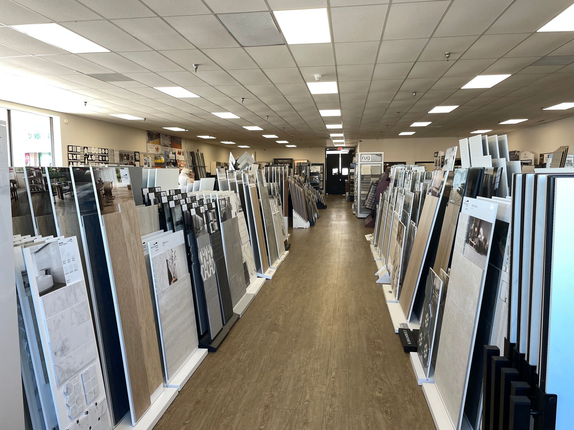 A large room filled with lots of tiles and mirrors.