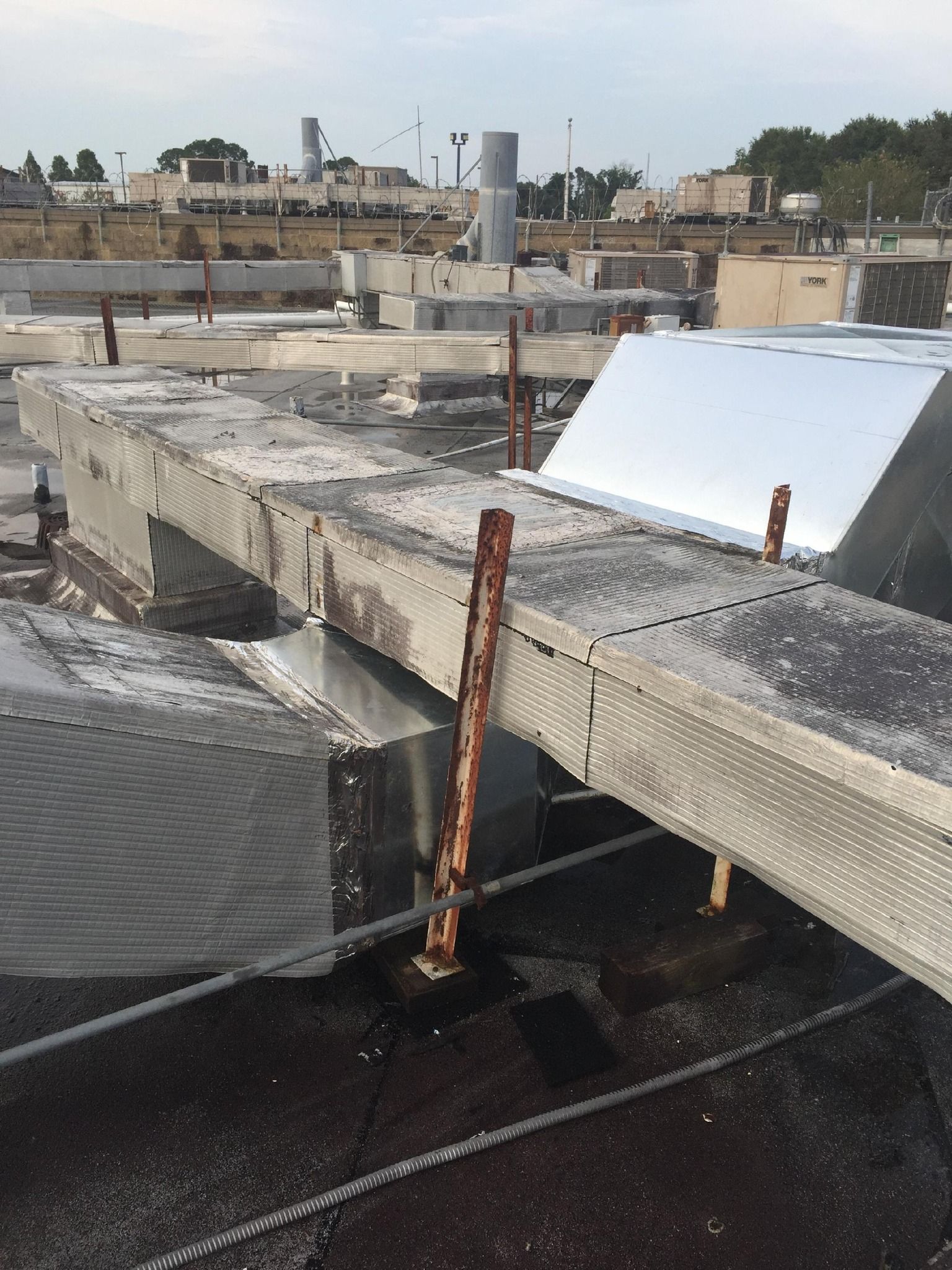The roof of a building has a lot of rust on it