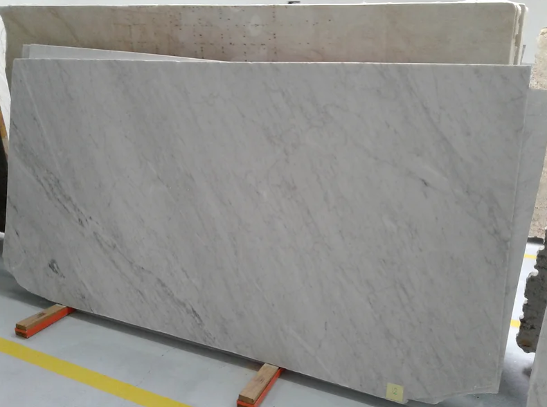 A large white marble slab is sitting on top of a wooden pallet.